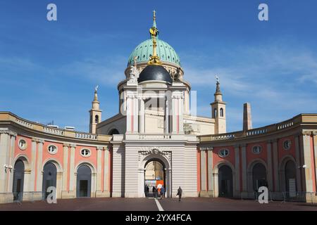 Majestätisches Gebäude mit Bogengang und Kuppel vor blauem Himmel, Fortuna Portal, Stadtpalast und parlament, St. Nikolaus Kirche im Hintergrund, Töpfe Stockfoto