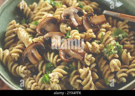 Fusilli Nudeln, in cremiger Pilzsauce, Nudeln mit Pilzen, hausgemacht, keine Leute Stockfoto