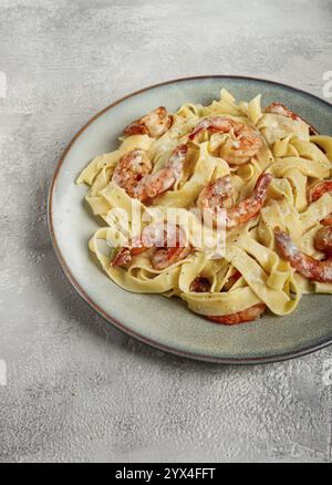 Tagliatelli mit Garnelen, in Sahnesauce, mit Parmesankäse, hausgemacht, keine Leute, in Stockfoto