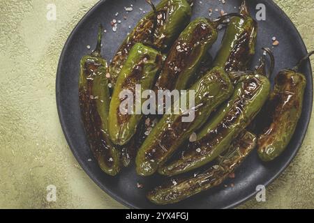 Gebratener Padron-Pfeffer, in einer Pfanne, mit Olivenöl und Meersalz, hausgemacht, keine Leute. Stockfoto