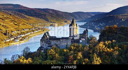 Schloss Stahleck, Burg auf einem Hügel mit Blick auf den Rhein, Bacharach, UNESCO-Weltkulturerbe Oberes Mittelrheintal, Herbst, Rheinland-Pfalz, Germa Stockfoto