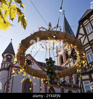 Skulptur nach dem Vorbild einer Erntekrone, Marktplatz, Bacharach, UNESCO-Weltkulturerbe Oberes Mittelrheintal, Rheinland-Pfalz, Deutschland, Europ Stockfoto