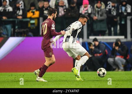 Juventus’ Danilo Battler um den Ball mit Bernardo Silvia aus Manchester City während des Spiels der UEFA Champions League 2024/25 Phase MD6 zwischen J Stockfoto