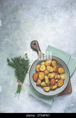 Gebackene neue Kartoffeln, mit Butter und Dill, hausgemacht, keine Leute Stockfoto