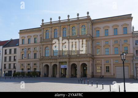 Prachtvolles Gebäude mit symmetrischer Fassade auf einem ruhigen Platz, Museum Barberini, Kunstmuseum, Alter Markt, Potsdam, Brandenburg, Deutschland, Europa Stockfoto