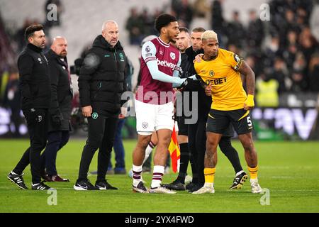 Aktenfoto vom 12/24 des Wolves-Mittelfeldspielers Mario Lemina (rechts), der nach den hässlichen Szenen am Ende der Niederlage am Montagabend in West Ham die Kapitäne verloren hat. Ausgabedatum: Freitag, 13. Dezember 2024. Stockfoto