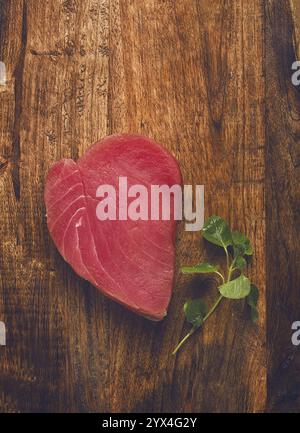 Frisches rotes Thunfischfilet, zum Steak, roh, von oben, auf einem Schneidebrett, keine Leute Stockfoto