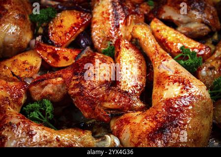 Hähnchenschenkel mit Kartoffeln und Zwiebeln im Ofen braten, hausgemacht. Keine Personen. Stockfoto