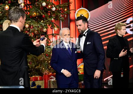 Sven Lorig, Stephanie Müller-Spirra, Jose Carreras und Matthias Killing bei der 30. JosÃ Carreras Gala 2024 in der Medienstadt Leipzig. Leipzig, 12.12.2024 *** Sven Lorig, Stephanie Müller Spirra, Jose Carreras und Matthias Killing bei der JosÃ Carreras Gala 30 2024 in der Medienstadt Leipzig Leipzig, 12 12 2024 Copyright: XMatthiasxWehnertx Stockfoto