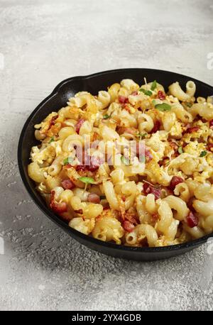 Makkaroni mit Käse und Speck, gebacken, hausgemacht, keine Leute Stockfoto