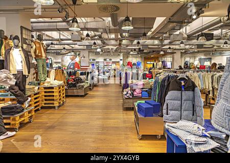 PEEK und Cloppenburg in der Tauentzienstraße in Berlin. Stockfoto