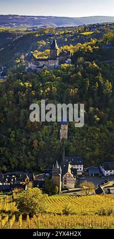 Blick auf Bacharach mit Schloss Stahleck, Liebesturm und Steeger Tor, Oberes Mittelrheintal im Herbst, Rheinland-Pfalz, Deutschland, Europa Stockfoto