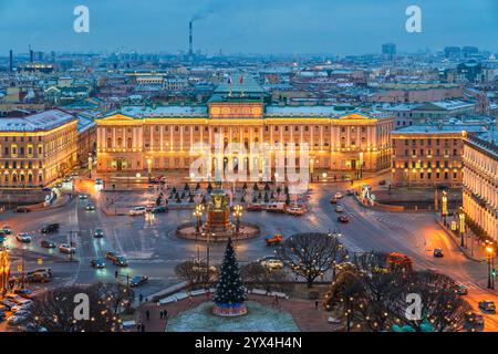 Bei Einbruch der Nacht werden die wunderschönen Gebäude St. Petersburgs, wie der Mariinski-Palast, beleuchtet Stockfoto