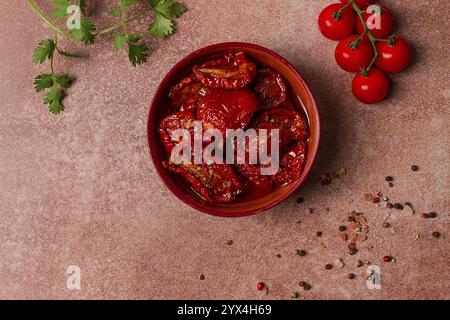 Getrocknete Tomaten, in einer Schüssel, Draufsicht, auf braunem Hintergrund Stockfoto