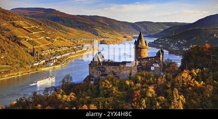 Schloss Stahleck, Burg auf einem Hügel mit Blick auf den Rhein, Bacharach, UNESCO-Weltkulturerbe Oberes Mittelrheintal, Herbst, Rheinland-Pfalz, Germa Stockfoto