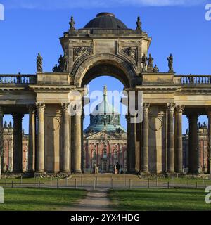 Kolonnaden mit Triumphtor, Neues Schloss, UNESCO-Weltkulturerbe-Park Sanssouci, Potsdam, Brandenburg, Deutschland, Europa Stockfoto