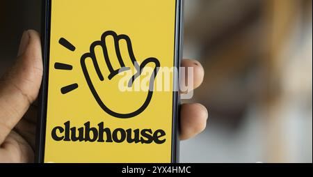 Das Clubhouse-Logo wird auf dem Smartphone angezeigt. Clubhouse ist eine Social Audio App für iOS und Android. Stockfoto