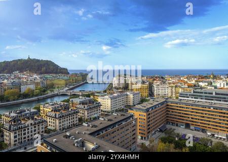 Aus der Vogelperspektive auf den Fluss Urumea und die Brücken von San Sebastian, Donostia bei Sonnenuntergang, Baskenland Stockfoto