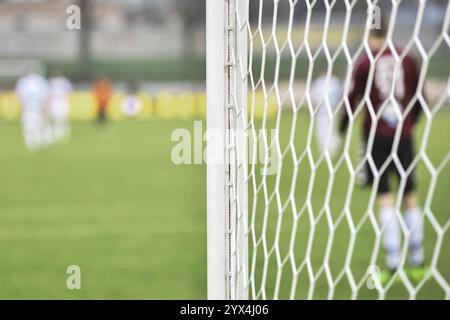 Details zum Beitrag des Tores mit dem Tor- und Fußballtorwart im Hintergrund. Stockfoto