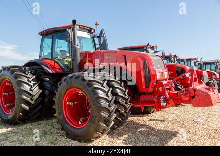 Russland, Republik Tatarstan, Kasan - Juli 2022: Rote, moderne und leistungsstarke weißrussische Traktoren. Neue Modelle landwirtschaftlicher Maschinen. Stockfoto