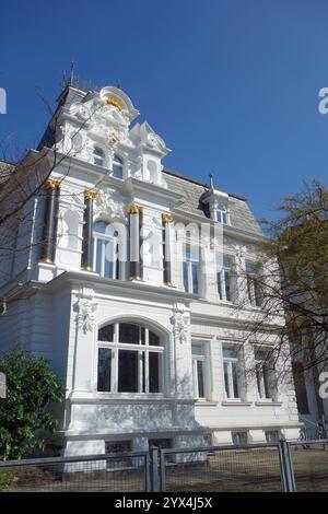 Luxusvilla in Hannover, Hannover, Bürogebäude, Wohnung, prächtige Fassade, Fassade, weiße Villa mit Säulen, Gold, Fassadendekorationen, Stuck, Archi Stockfoto