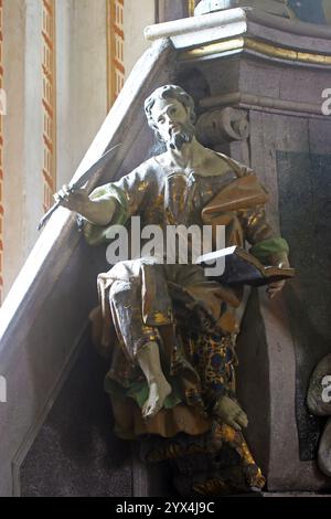 St. Matthäus der Evangelist, Statue auf der Kanzel in der Kirche St. Michael Erzengel in Ludina Kroatien Stockfoto
