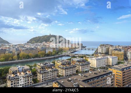 Aus der Vogelperspektive auf den Fluss Urumea und die Brücken von San Sebastian, Donostia, Baskenland Stockfoto