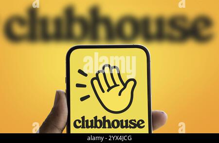 Das Clubhouse-Logo wird auf dem Smartphone angezeigt. Clubhouse ist eine Social Audio App für iOS und Android. Stockfoto