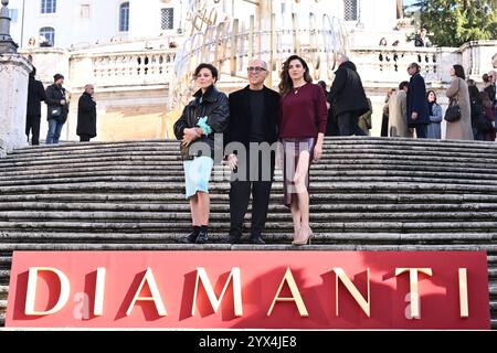 Von links in der ersten Reihe nehmen Jasmine Trinca, Regisseur Ferzan Özpetek und Luisa Ranieri an einem Fotogespräch für „Diamanti“ an der Spanischen Treppe in Rom Teil. Stockfoto