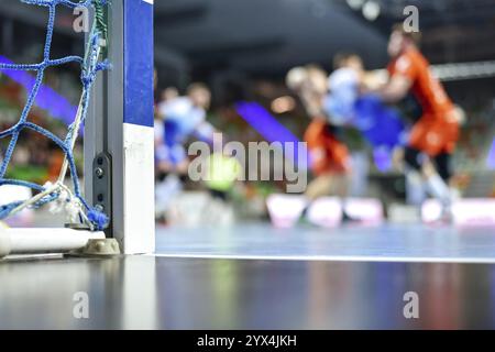 Detail der Handball Torpfosten mit Net und Handball Match im Hintergrund. Stockfoto