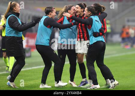 Italien, Mailand, 2024 12 08: Nadia Nadim (AC Milan) erzielt und feiert mit Teamkollegen das Tor 1-1 bei 51' während des Fußballspiels AC Mailand vs FC Inter, Women Serie A 2024-2025 Day 12, San Siro StadiumItalien, Mailand, 2024 12 08: AC Mailand vs FC Inter, Italien Frauen Serie A 2024/2025, Tag 12 im San Siro Stadium (Foto: Fabrizio Andrea Bertani/Pacific Press/Sipa USA) Stockfoto