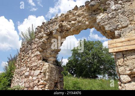 Die Festung Zrin ist eine mittelalterliche Festung an den Hängen von Zrinska Gora, Kroatien Stockfoto