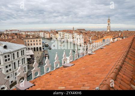 VENEDIG, ITALIEN - 25. OKTOBER 2023: Blick von der Dachterrasse auf den Canal Grande und die Altstadt. Stockfoto