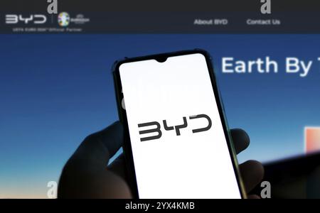 BYD Co. Ltd Erstellen Sie Ihr Dreams Logo auf dem Smartphone . Ist ein chinesisches Konglomeratunternehmen. BYD ist ein wichtiger Konkurrent von Tesla in China Stockfoto