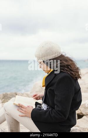 Junge schöne Frau Natur Buch lesen Stockfoto