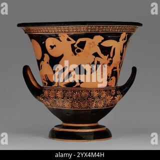 Fragmentarischer attischer rotfiguriger Kelchkrater, 480-470 v. Chr. Zusätzliche Informationen: Rekonstruiert aus Fragmenten. Um den Körper herum - Amazonomachie, bestehend aus vier Gruppen: (i) ein Trio, bestehend aus Herakles, das der gefallenen Andromache den tödlichen Schlag zufügt, als ihr Kamerad kommt, um sie zu beschützen; (II) ein flüchtiger Amazonas, der über dem Griff zusammenbricht, als sie von ihrem Angreifer gestempelt wird. Ein anderer Grieche wird als sein Gefährte wiederhergestellt; (III) ein zweites Trio, diesmal mit dem Amazonas, das über einen gefallenen Griechen vorherrschte, als sein Kamerad ihn verteidigt; und (IV) eine ähnliche Gruppe wie (III) mit einem am Stockfoto