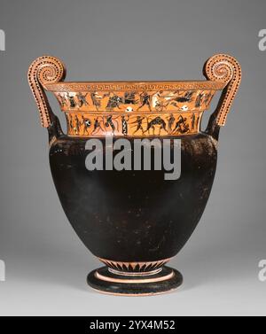 Attische Schwarzfigur-Volute Krater, 510-500 v. Chr. Das Schiff wird mit sportlichen Aktivitäten und Kampfszenen gemischt. Zusätzliche Info: Schwarzer Körper mit zwei Friesen am Hals. Seite A, oben, zeigt den Kampf zwischen den Göttern und den Riesen; Seite A, unten, eine Reihe von sportlichen Szenen. Seite B, oben, eine Kette von horizontalen Palmetten; Seite B, unten, der Abzug der Krieger. Der Rand ist mit einem einfachen Mäander verziert, der Boden des Bauches mit aufsteigenden Strahlen und die Seiten der Griffe mit aufgestickten Efeublattketten. Ein Graffito existiert an der Unterseite des Fußes. Stockfoto