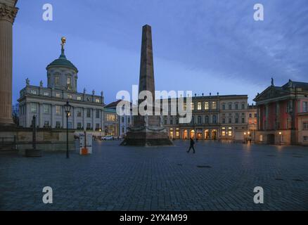 Stadtschloss, Obelisk, altes Rathaus, Potsdamer Museum Forum für Kunst und Geschichte, Alter Markt am Abend, Potsdam, Brandenburg, Deutschland, Europa Stockfoto