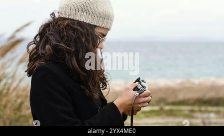 Junge schöne Frau Natur mit Kamera 9 Stockfoto