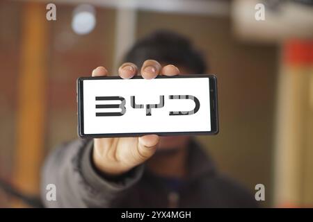 BYD Co. Ltd Erstellen Sie Ihr Dreams Logo auf dem Smartphone . Ist ein chinesisches Konglomeratunternehmen. BYD ist ein wichtiger Konkurrent von Tesla in China Stockfoto