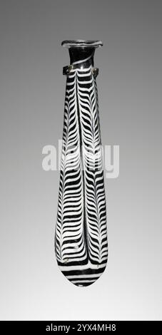 Alabastron, 2.-1. Jahrhundert v. Chr. Parfümflasche mit Federmuster. Zusätzliche Info: Kernförmiges, deckendes schwarzes Glas-Alabastron mit vertikal gekämmtem Federmuster in deckendem weiß. Ein Faden weißer Spiralen um den Hals bis hin zum Rand des Feldes zeigt an, dass er zusammen mit dem Körper geformt wurde, anstatt separat hinzugegeben zu werden, wie dies normalerweise der Fall war. Der Boden des Gefäßes ist ebenfalls mit einem spiralförmigen weißen Gewinde verziert. Auf jeder Seite befinden sich zwei Haltegriffe, einer mit einer kleinen Kerbe. Stockfoto