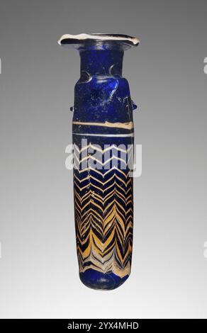 Alabastron, 200-1 v. Chr. Blaue Parfümflasche mit gelbem Zickzack. Zusätzliche Info: Kernförmiges, dunkelblaues (Kobalt-)Glasalabastron, verziert mit einem vertikal gekämmten Zick-Zack-Muster in Gelb und gelegentlich weiß. Gelbe und weiße Fäden umrunden den Oberkörper, und ein weißer Faden umgibt den Mundrand. Am Oberkörper befinden sich zwei kleine Griffe. Das Gefäß ist intakt, aber mit reparierten Brüchen, besonders um den Hals. Auf einer Seite des Halses befindet sich ein kleines Loch. Stockfoto