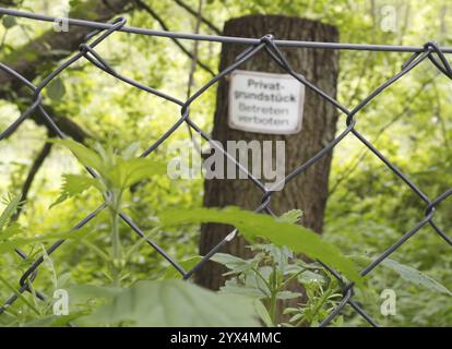 10.06.2024, Schild auf einem Gartengrundstück in 21465 Reinbek, Privatgrundstück kein Betreten Stockfoto