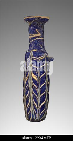 Alabastron, 2.-1. Jahrhundert v. Chr. Blauer Kolben mit Federmuster. Zusätzliche Info: Kern geformt: Ein Kern aus organischen und anorganischen Materialien, der am Ende eines Stabes nach den Abmessungen des Innenraums geformt ist. In eine Reihe von geschmolzenem dunkelblauem Glas getaucht oder das Glas um das Äußere gezogen und dann glatt marvertiert. Feine Bänder aus opak gelbem Glas wurden dann horizontal vom Rand ausgehend um das Stück gezogen, dann vertikal gekämmt, wobei die Richtungen abwechselnd zu einem gefiederten Muster führten. Das Kernmaterial wurde dann entfernt und die Griffe als Klumpen aus geschmolzenem blauem Glas hinzugefügt. Der Rand war al Stockfoto