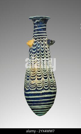 Alabastron, 2.-1. Jahrhundert v. Chr. Blaue Parfümflasche mit weißen Festoons. Zusätzliche Info: Kernförmiger, dunkelblauer (Kobalt) Glasalabastron mit türkisfarbenen Trails, vertikal gekämmt zu einer Wellendekoration. Ein Faden aus türkisfarbenem Glas spiralisiert sich um den Hals und endet um den Mundrand. Ein weiteres türkisfarbenes Gewinde spiralförmig um den Boden. Das Gefäß verfügt über zwei Haltegriffe, einer auf jeder Seite der Schulter. Ein Griff ist gelb, der andere dunkelblau. Der Mund weist schillernde Bereiche auf und der Fuß weist sichtbare Risse auf, die möglicherweise repariert wurden. Stockfoto