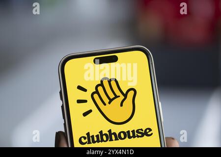 Das Clubhouse-Logo wird auf dem Smartphone angezeigt. Clubhouse ist eine Social Audio App für iOS und Android. Stockfoto