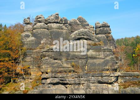 Massivwand aus Bussard, in der Sächsischen Schweiz bei Schmilka. Massivwand aus Bussard, in der Sächsischen Schweiz in Schmilka Stockfoto