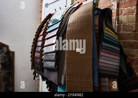Ausstellung farbenfroher Stoffmuster im Innenbereich für Textilmuster und Designauswahl, Inspirationskonzept für Inneneinrichtung Stockfoto