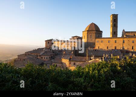 Panoramablick über Volterra bei Sonnenuntergang. Berühmte Stadt auf einem Hügel in der Toskana, Italien. Stockfoto