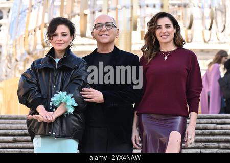 Rom, Italien. Dezember 2024. Von links in der ersten Reihe nehmen Jasmine Trinca, Regisseur Ferzan Özpetek und Luisa Ranieri an einem Fotogespräch für „Diamanti“ an der Spanischen Treppe in Rom Teil. (Foto: Domenico Cippitelli/SOPA Images/SIPA USA) Credit: SIPA USA/Alamy Live News Stockfoto